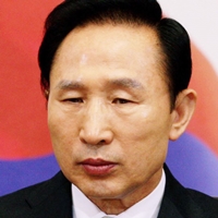 이명박 심각한 표정